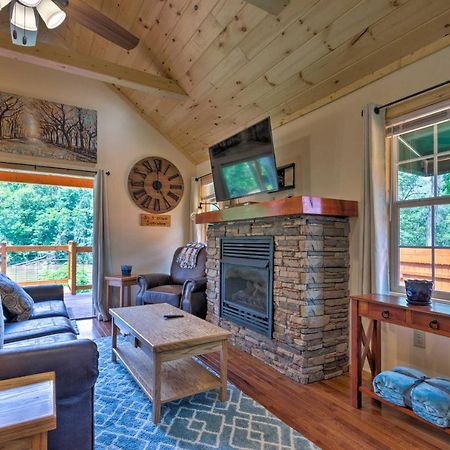 Cozy Riverfront Cabin With Private Deck And Hot Tub! Bryson City Kültér fotó