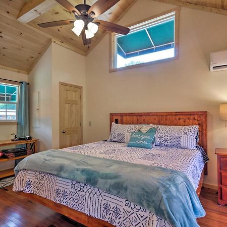 Cozy Riverfront Cabin With Private Deck And Hot Tub! Bryson City Kültér fotó