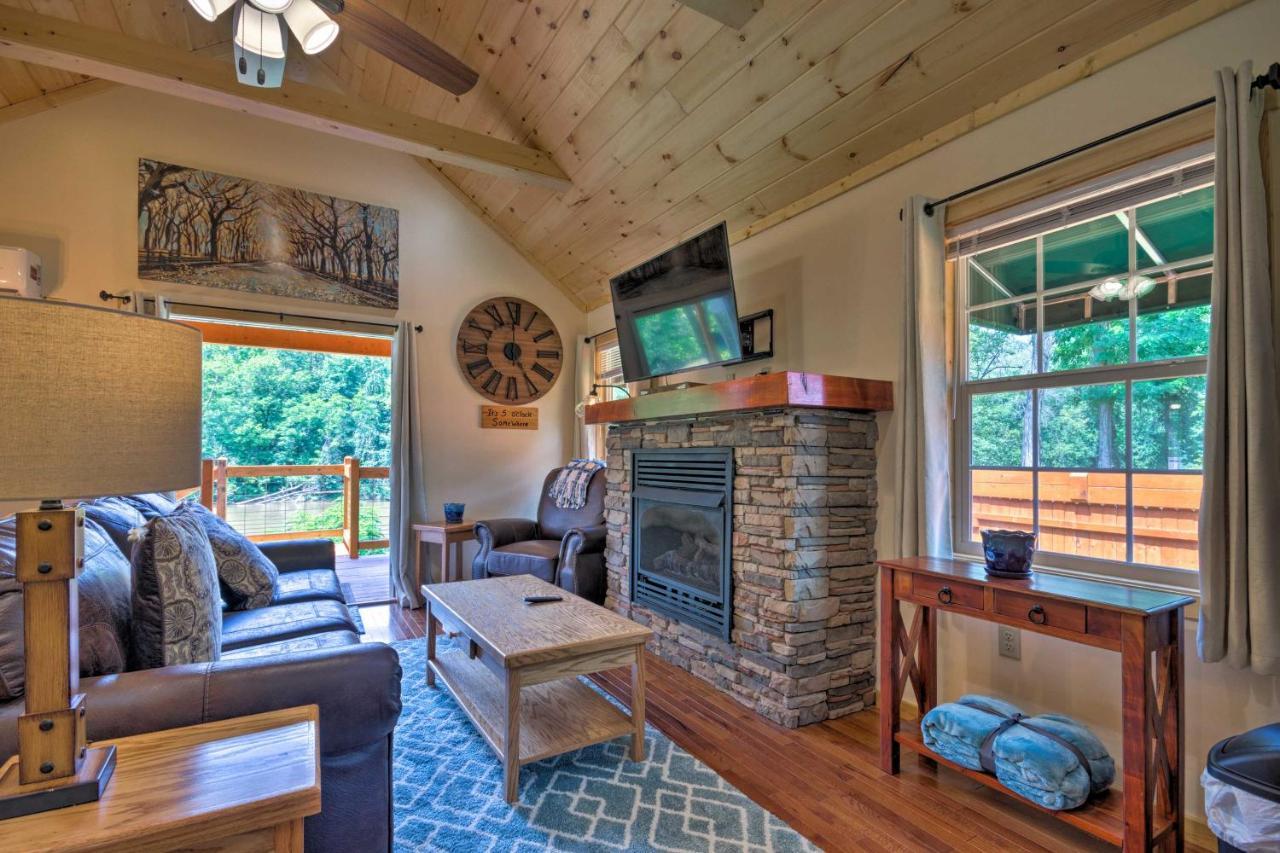 Cozy Riverfront Cabin With Private Deck And Hot Tub! Bryson City Kültér fotó