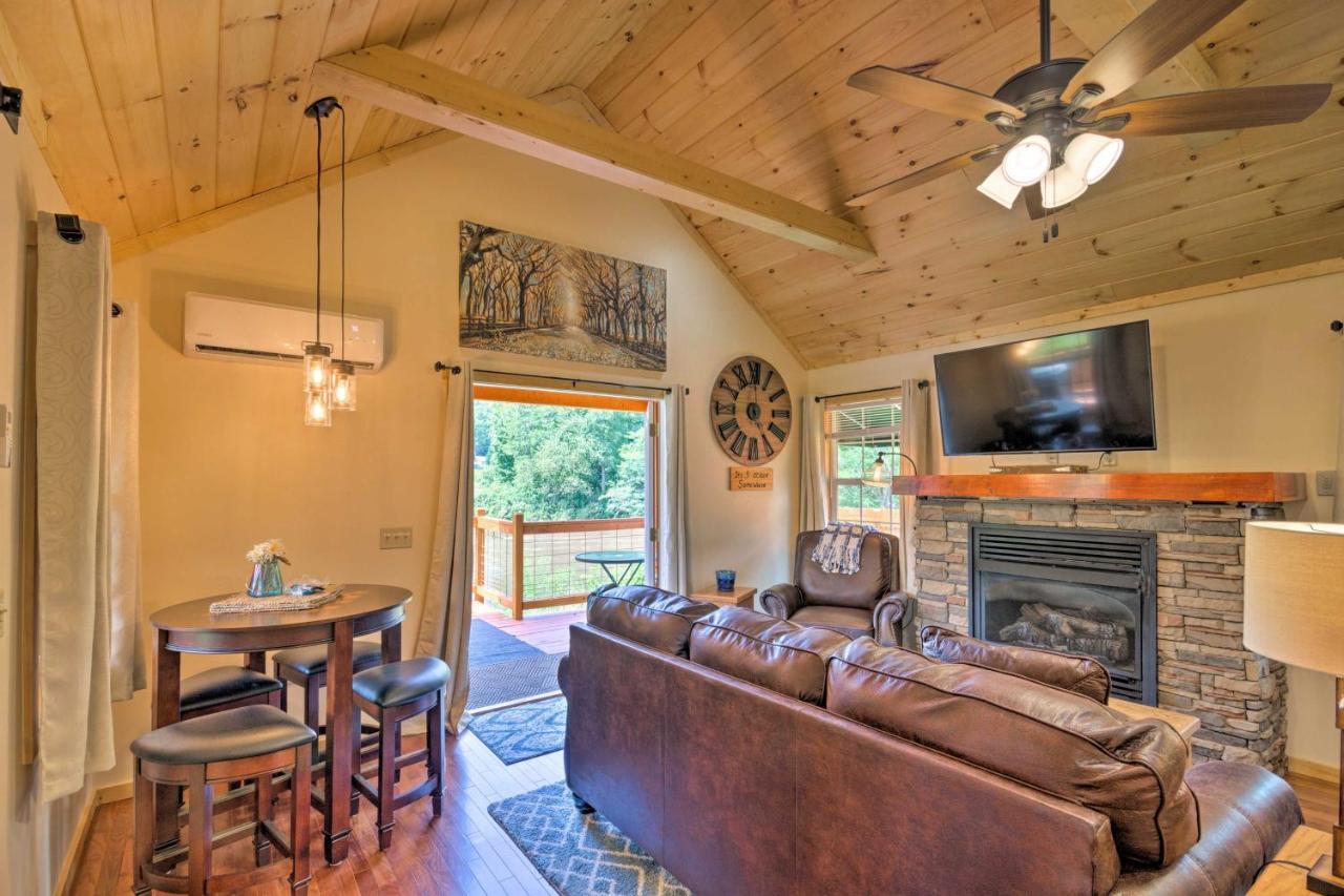 Cozy Riverfront Cabin With Private Deck And Hot Tub! Bryson City Kültér fotó