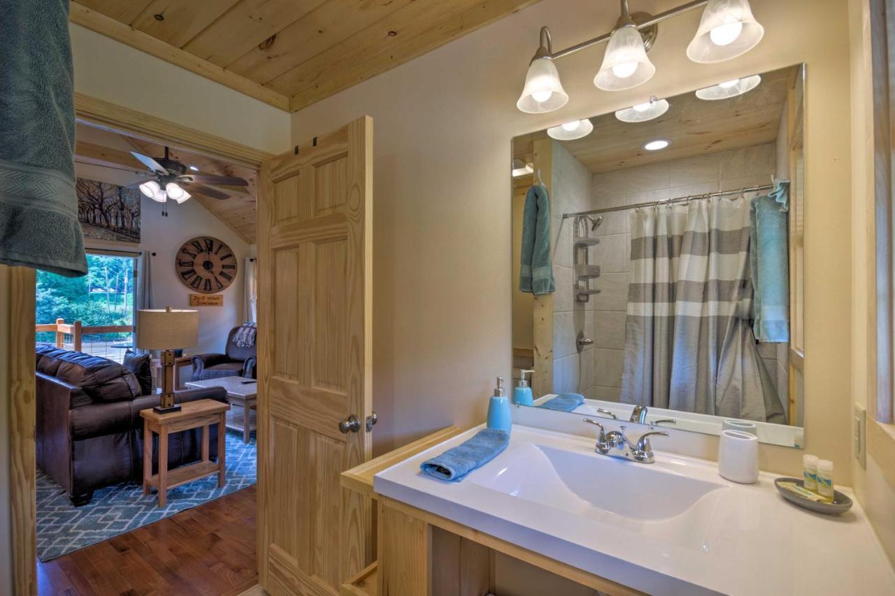 Cozy Riverfront Cabin With Private Deck And Hot Tub! Bryson City Kültér fotó