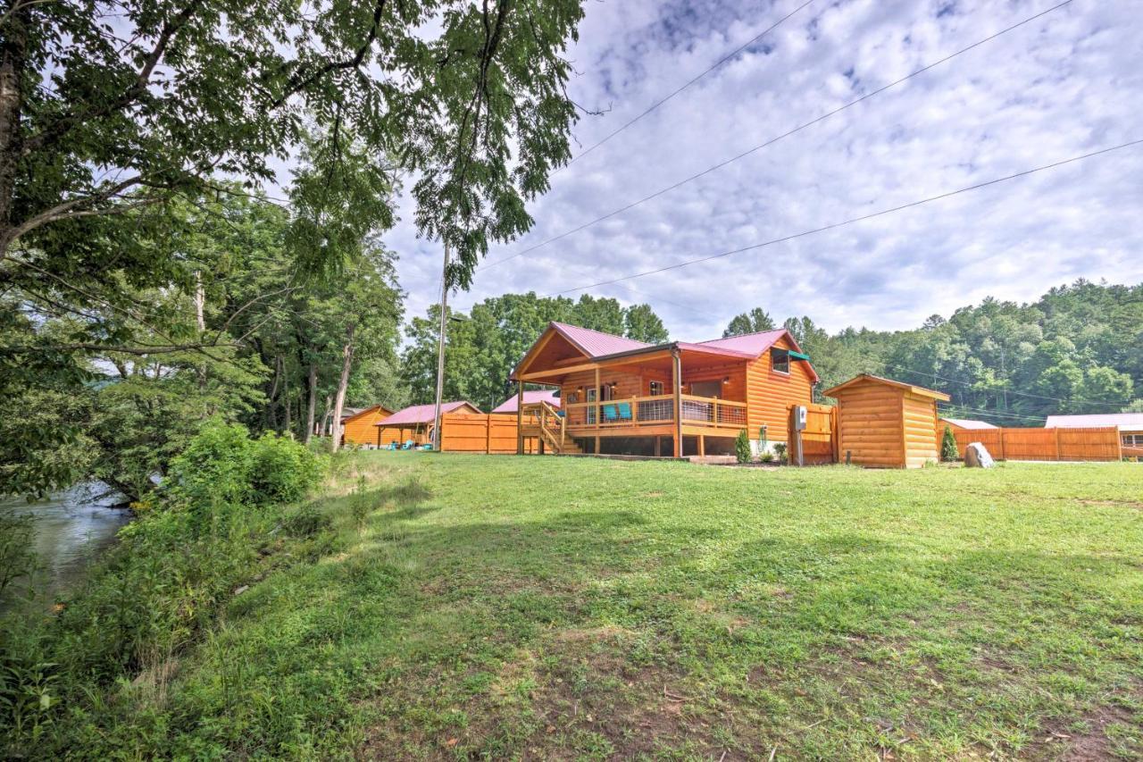 Cozy Riverfront Cabin With Private Deck And Hot Tub! Bryson City Kültér fotó