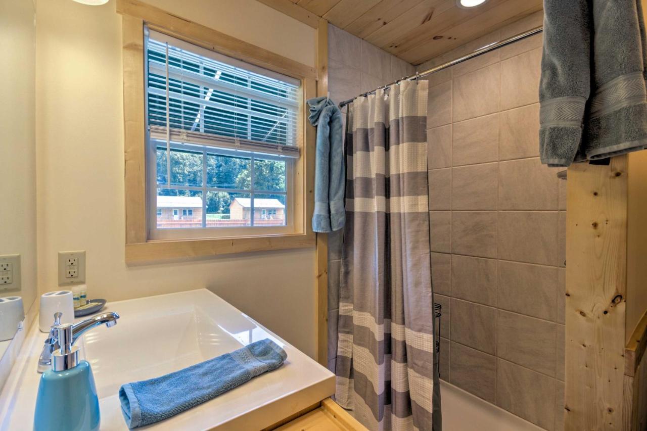 Cozy Riverfront Cabin With Private Deck And Hot Tub! Bryson City Kültér fotó