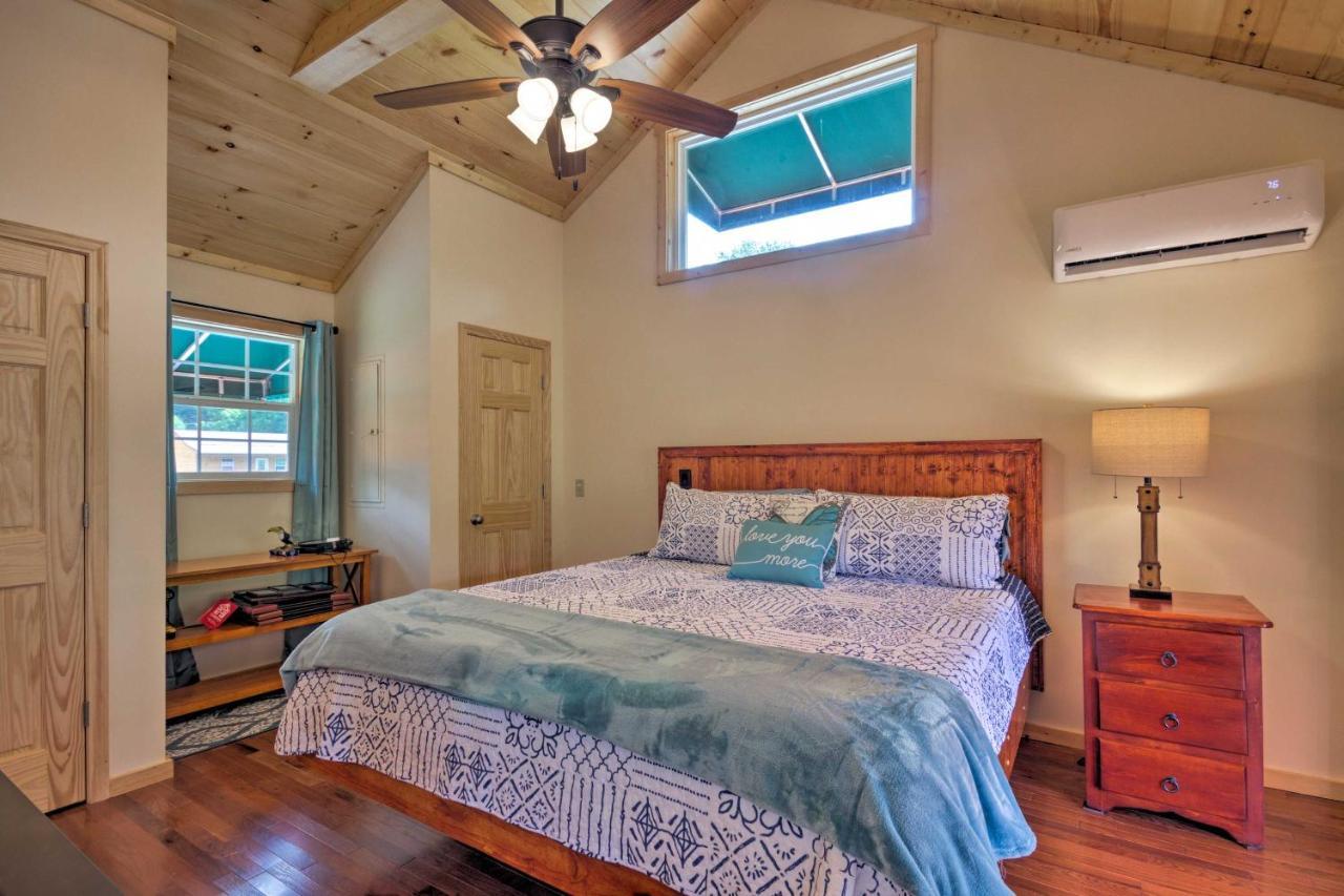 Cozy Riverfront Cabin With Private Deck And Hot Tub! Bryson City Kültér fotó