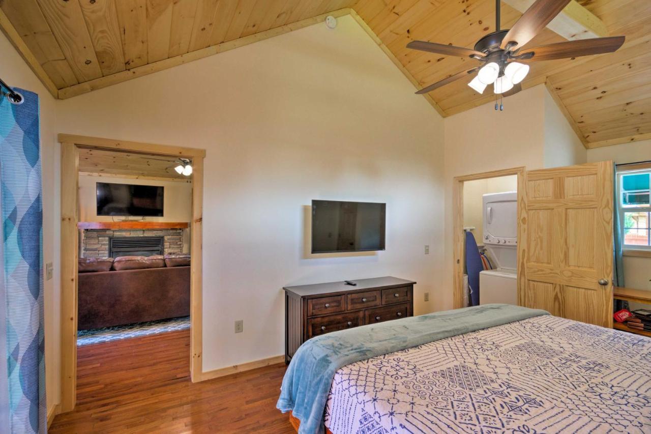 Cozy Riverfront Cabin With Private Deck And Hot Tub! Bryson City Kültér fotó