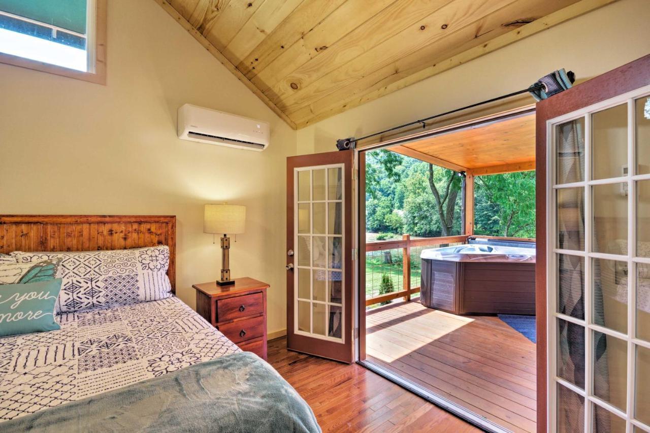 Cozy Riverfront Cabin With Private Deck And Hot Tub! Bryson City Kültér fotó