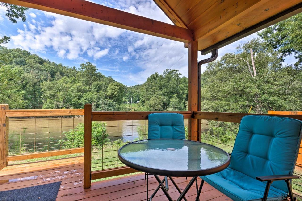 Cozy Riverfront Cabin With Private Deck And Hot Tub! Bryson City Kültér fotó