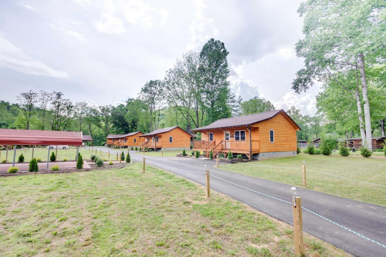 Cozy Riverfront Cabin With Private Deck And Hot Tub! Bryson City Kültér fotó