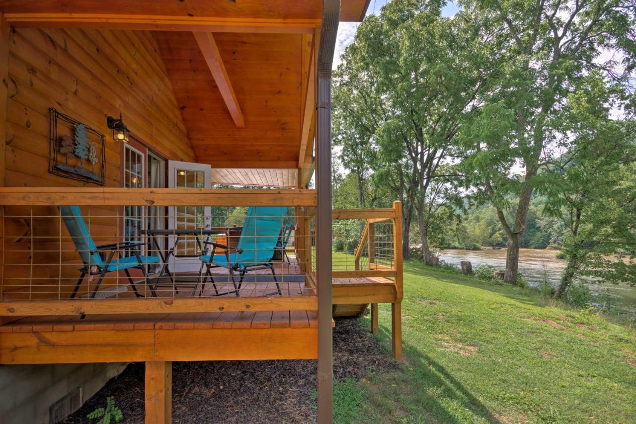 Cozy Riverfront Cabin With Private Deck And Hot Tub! Bryson City Kültér fotó