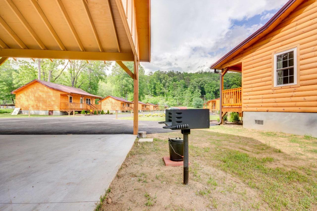 Cozy Riverfront Cabin With Private Deck And Hot Tub! Bryson City Kültér fotó