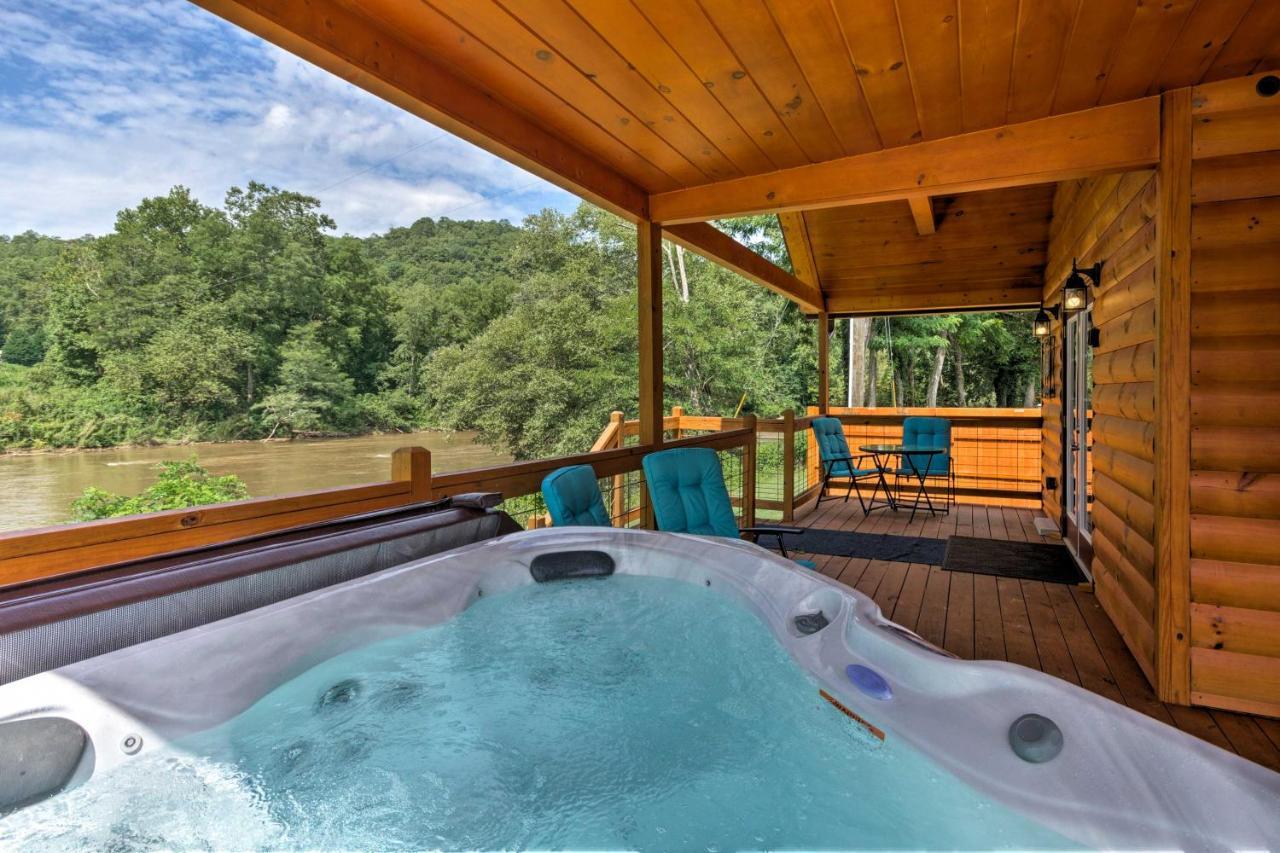 Cozy Riverfront Cabin With Private Deck And Hot Tub! Bryson City Kültér fotó