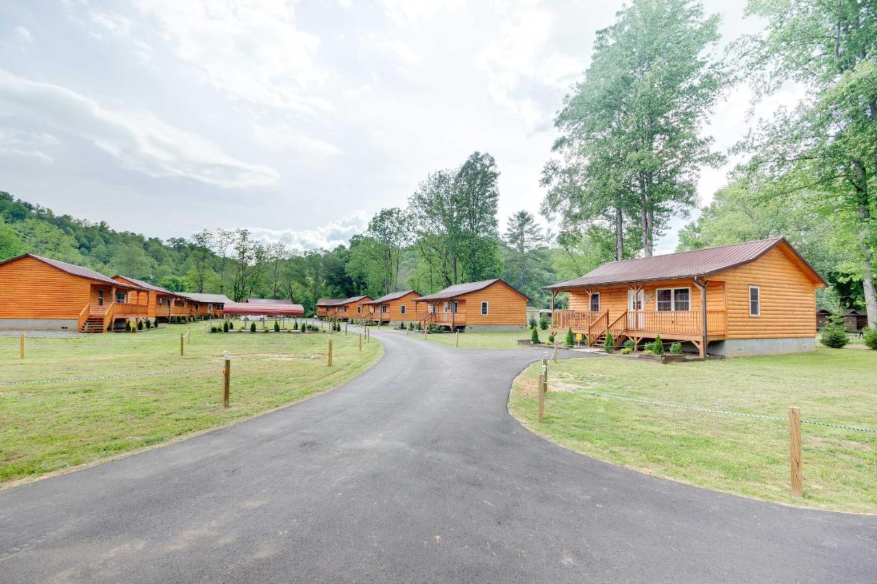 Cozy Riverfront Cabin With Private Deck And Hot Tub! Bryson City Kültér fotó